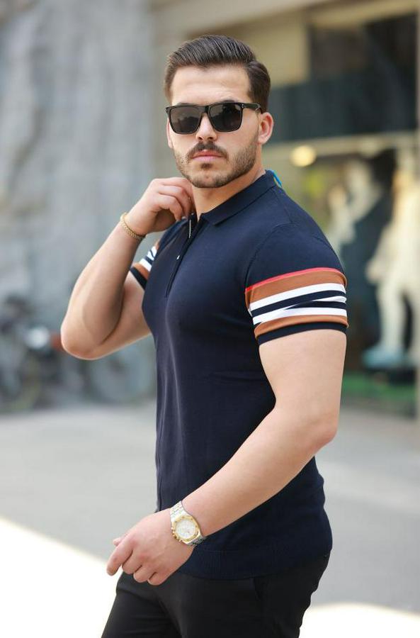 Fermuar Yakalı Kolları Desenli Kısa Kollu Tişört