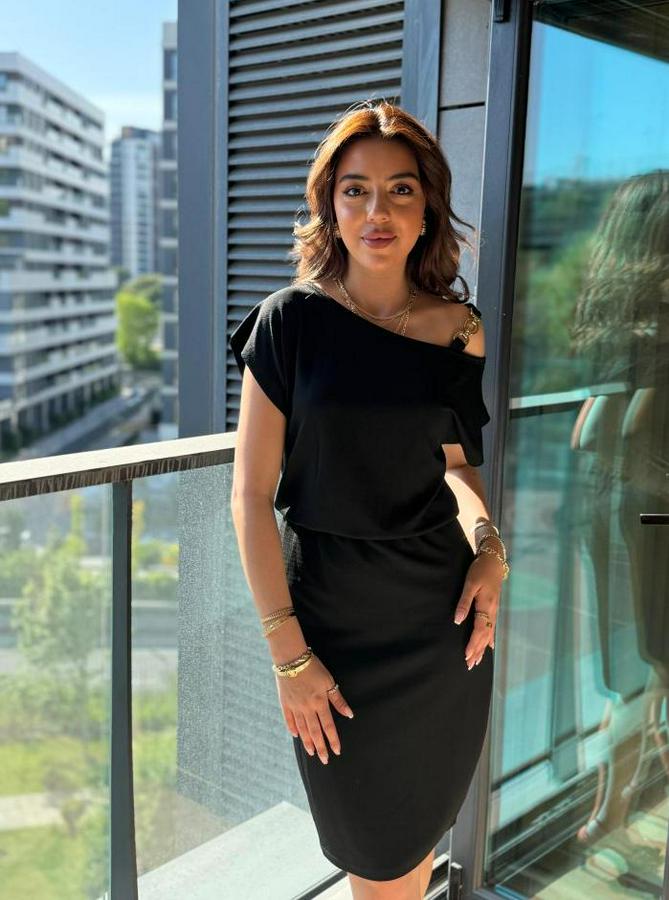 Kısa Kollu Tek Omuz Askı Ve Aksesuar Detay Beli Lastikli Krep Elbise