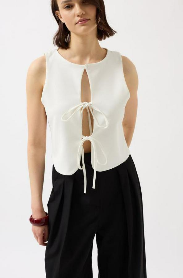 Bağcık Detay Dekolte Bluz