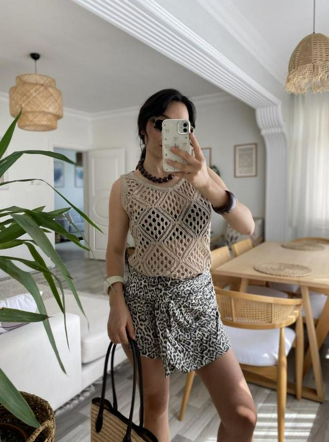 Askılı Yuvarlak Yaka Geometrik Desenli Triko Bluz