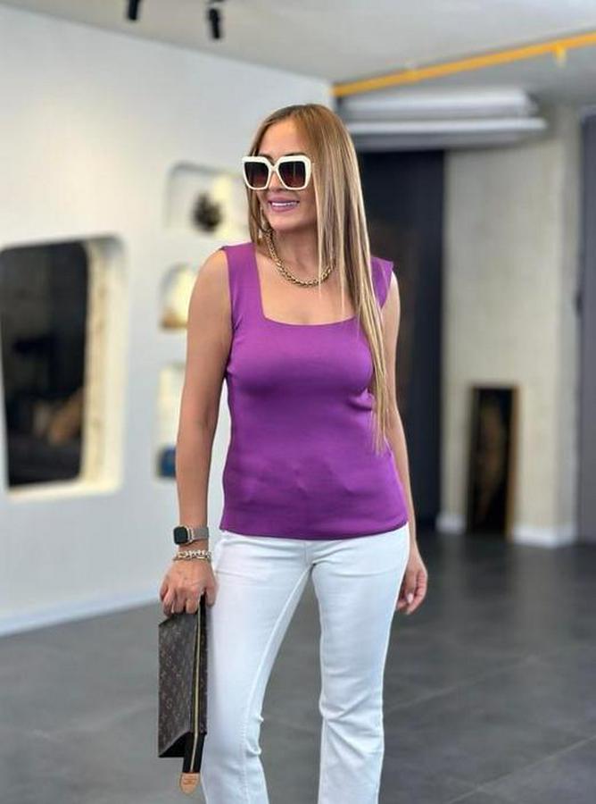 Kare Yaka Kalın Askılı Beyaz Triko Bluz