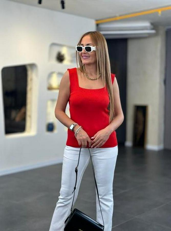 Kare Yaka Kalın Askılı Beyaz Triko Bluz