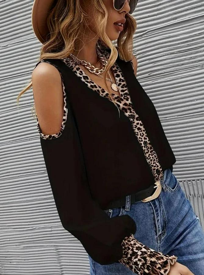Omuzlardan Açık Yakalı Önden Düğmeli Leopar Detaylı Sandy Bluz