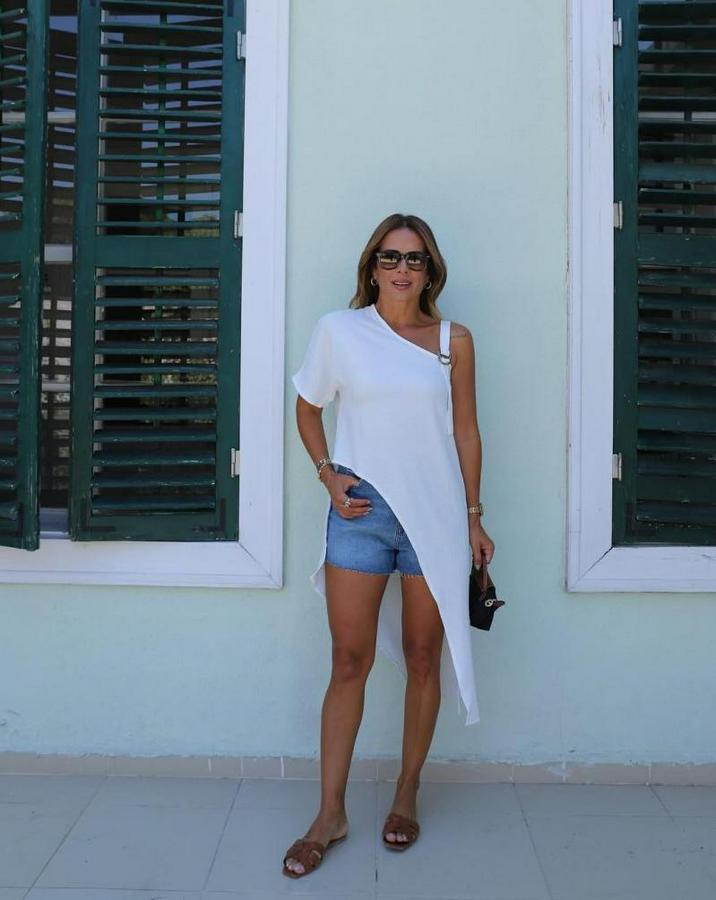 Tek Omuzu Açık Askılı Asimetrik Kesim Detaylı Bluz