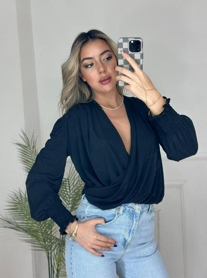 Uzun Kollu Dökümlü Kruvaze Yaka Kol Ucu Gipeli Sandy Bluz