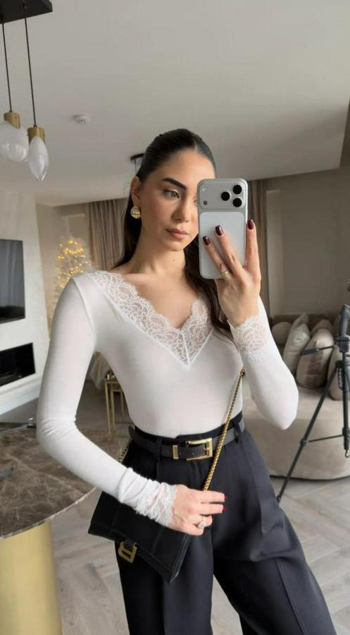 Uzun Kollu V Yaka Dantel Güpür Detay Bluz