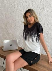 V Yaka Kısa Kol Kenarları Minik Yırtmaç Detaylı Dalgıç Bluz + Düğme Detaylı Dalgıç Şort