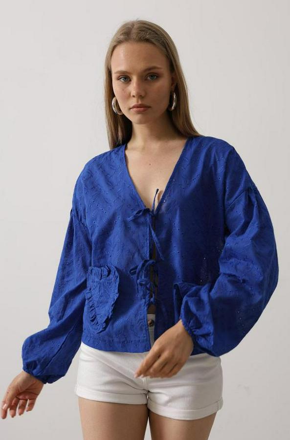 Kalp Detaylı Bağlamalı Brode Bluz