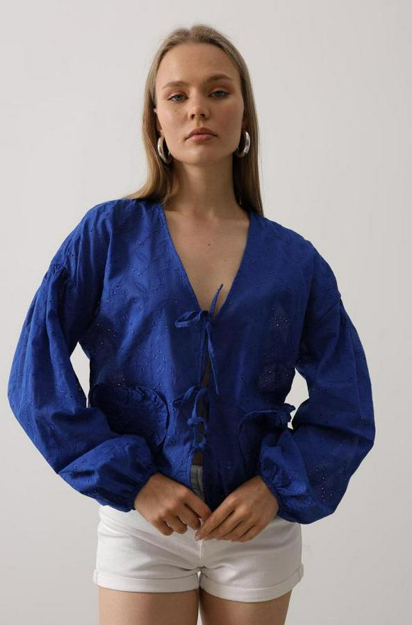 Kalp Detaylı Bağlamalı Brode Bluz