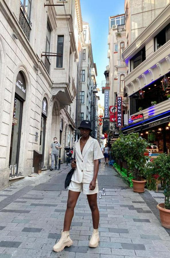 Bej Ceket Ve Şort Takım