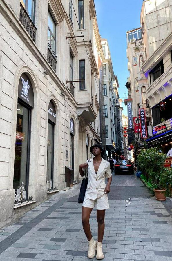 Bej Ceket Ve Şort Takım