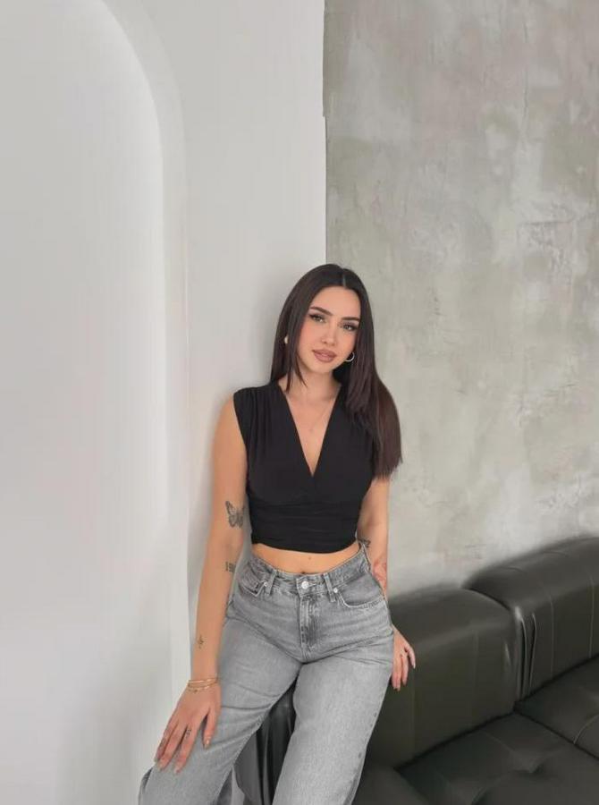 Vatkalı Kolsuz V Yaka Drapeli Crop Bluz Likralı Fit