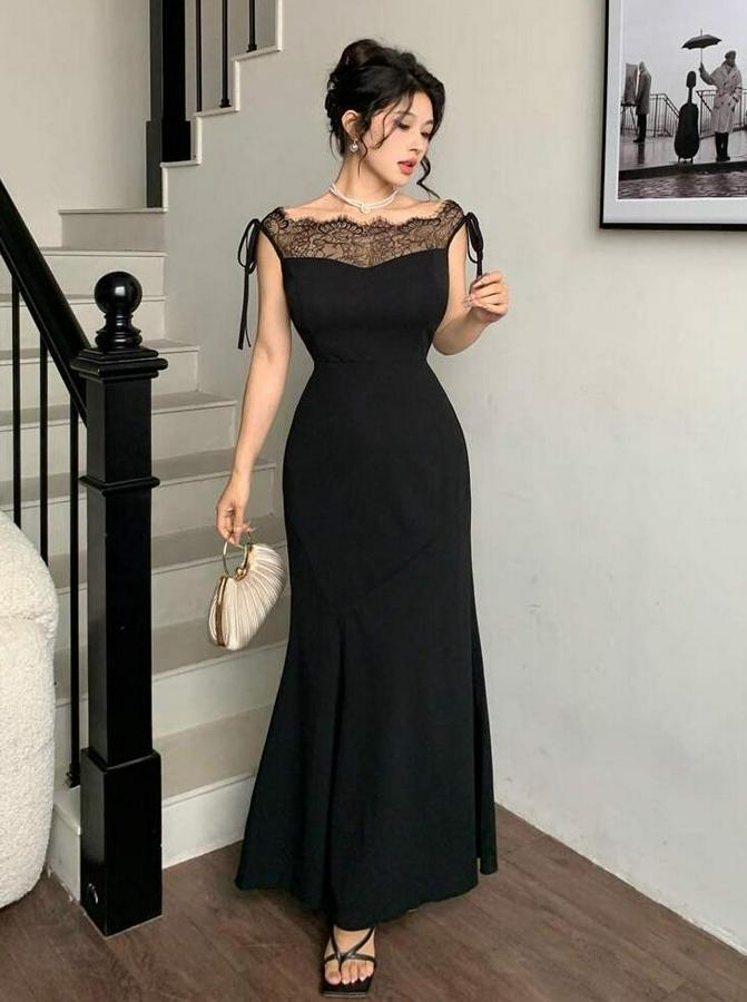 Göğüs Ve Yakası Dantel Detaylı Kayık Yaka Görünümlü Uzun Ithal Krep Elbise