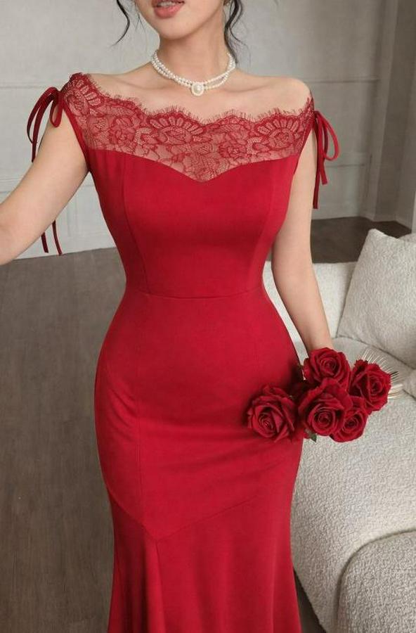 Göğüs Ve Yakası Dantel Detaylı Kayık Yaka Görünümlü Uzun Ithal Krep Elbise