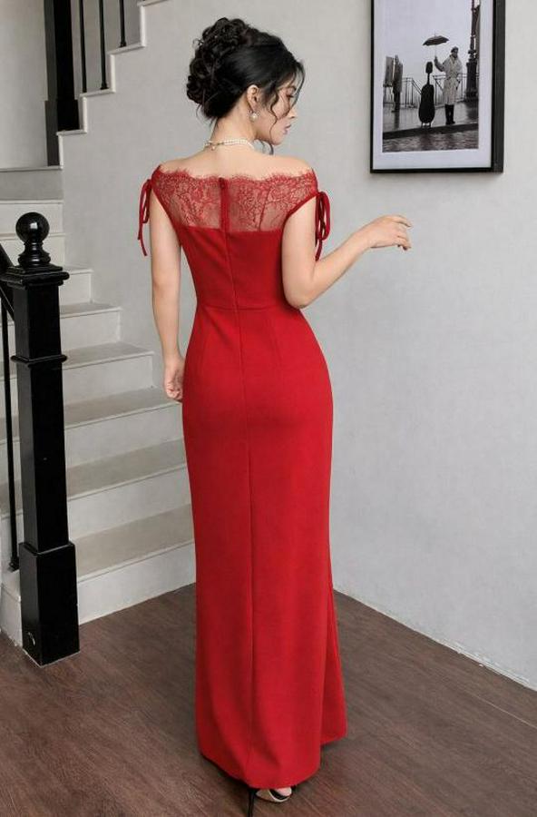 Göğüs Ve Yakası Dantel Detaylı Kayık Yaka Görünümlü Uzun Ithal Krep Elbise