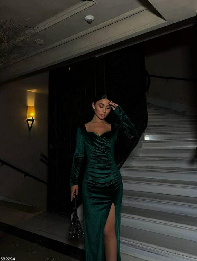 Kadife Kumaş Kalp Yaka Yırtmaç Detaylı Maxi Boy Elbise