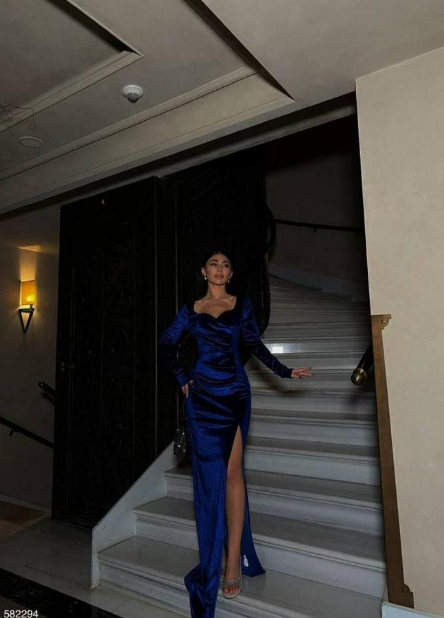 Kadife Kumaş Kalp Yaka Yırtmaç Detaylı Maxi Boy Elbise