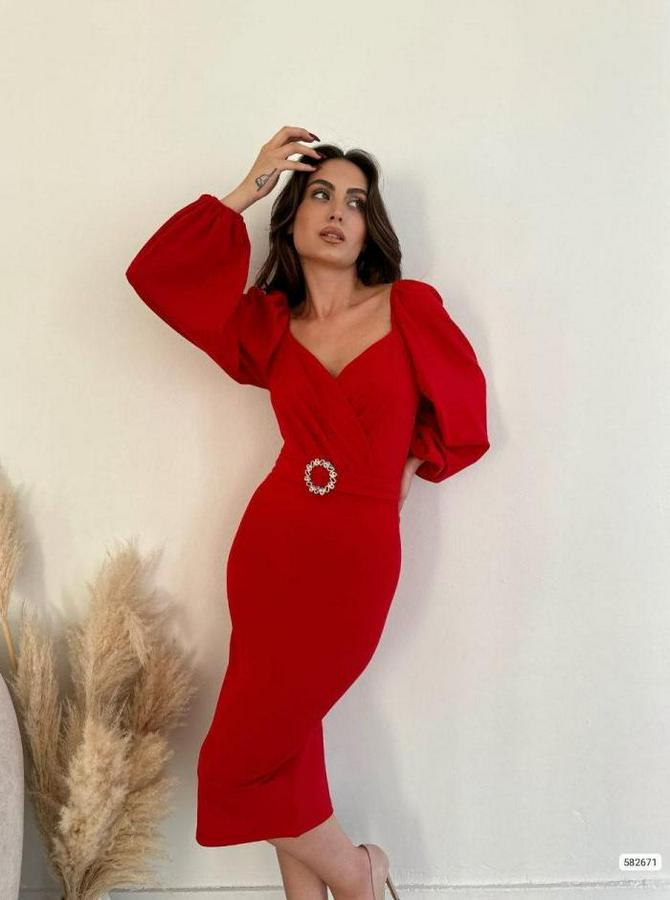 Kalp Yaka Sırt Dekolteli Kemer Toka Detay Midi Boy Elbise