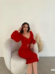 Kalp Yaka Sırt Dekolteli Kemer Toka Detay Midi Boy Elbise