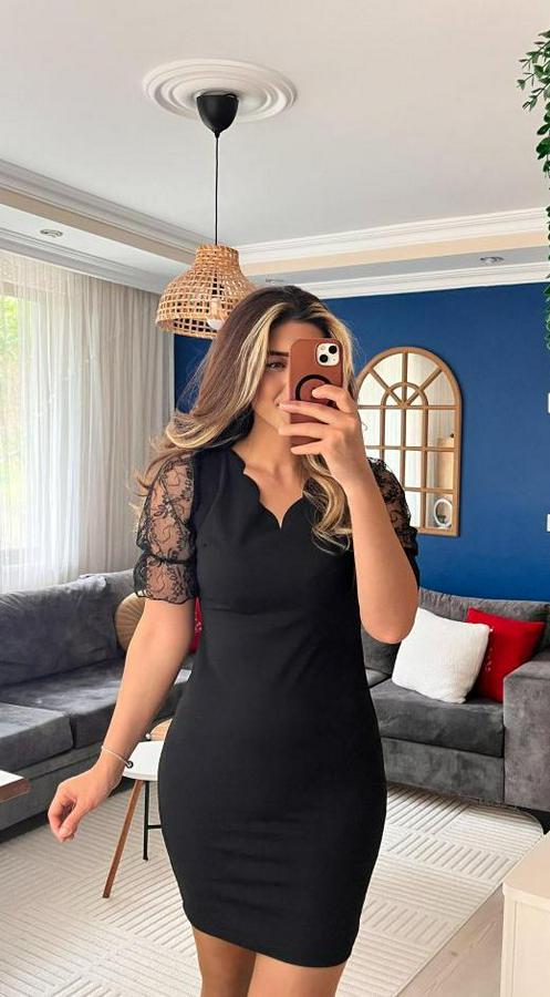 Kısa Kollu Dantelli V Yakalı Yanlardan Büzgülü Çapraz Detaylı Ithal Krep Elbise