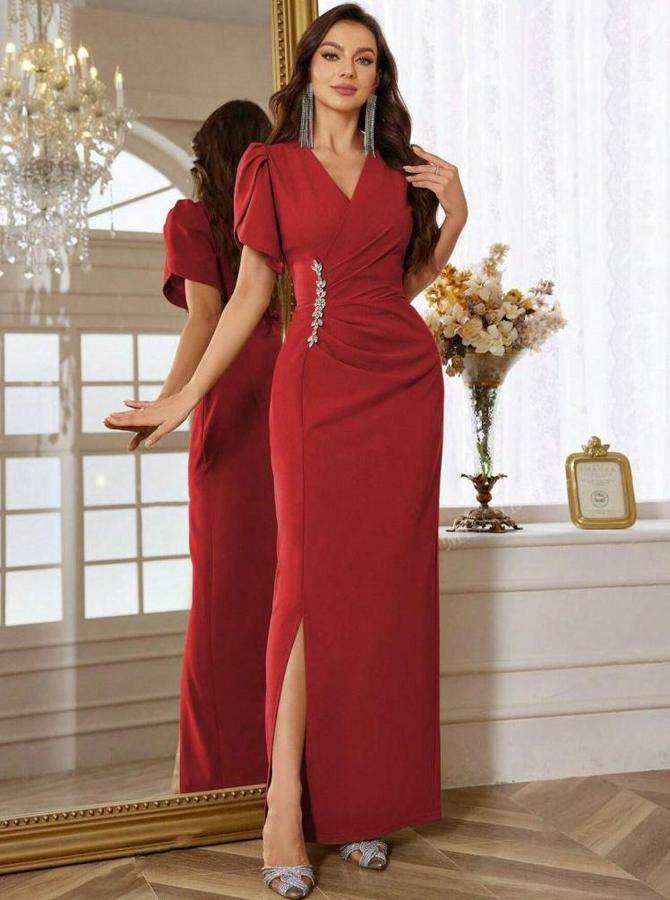 Kısa Kollu Kruvaze Yakalı Belden Çiçek Aksesuarlı Yırtmaçlı Ithal Krep Elbise