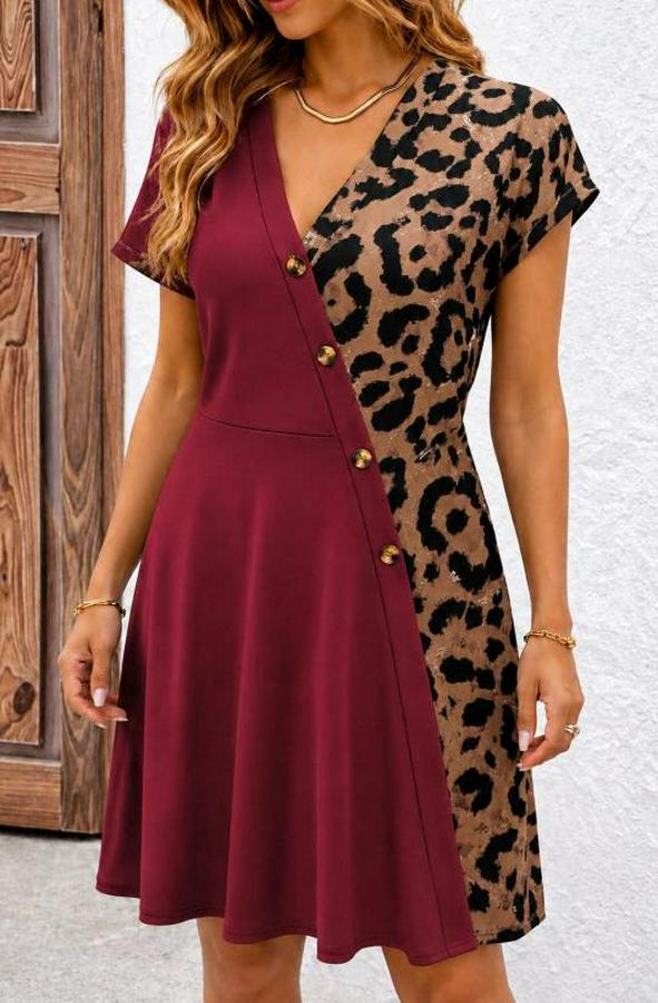 Kısa Kollu V Yakalı Bir Yanı Leopar Detaylı Kısa Viskon Elbise
