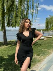 Kısa Kollu V Yakalı Kolları Volanlı Yandan Yırtmaçlı Kısa Janjan Krep Elbise