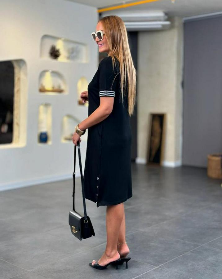 Kısa Kollu V Yakalı Yanlardan Yırtmaç Ve Düğmeli Viskon Iki Iplik Elbise