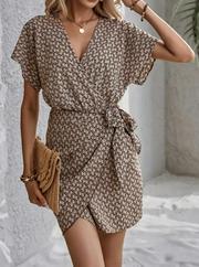 Kısa Yarasa Kollu Önden Kruvaze Yaka Detaylı Önden Bağlamalı Desenli Süprem Elbise