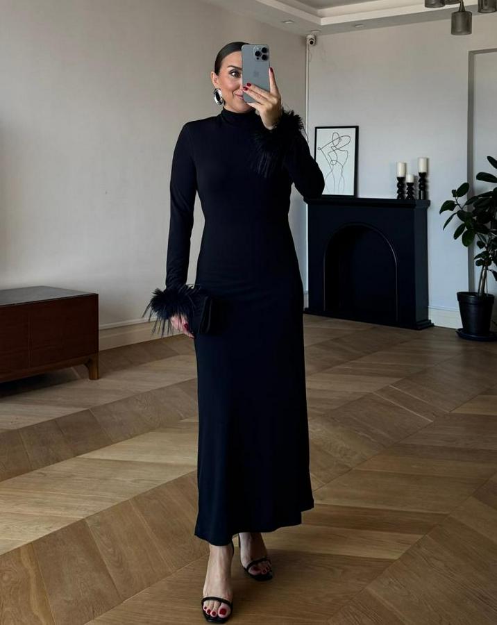 Uzun Kollu Balıkçı Yaka Kol Ağzı Tüy Detaylı Uzun Krep Elbise