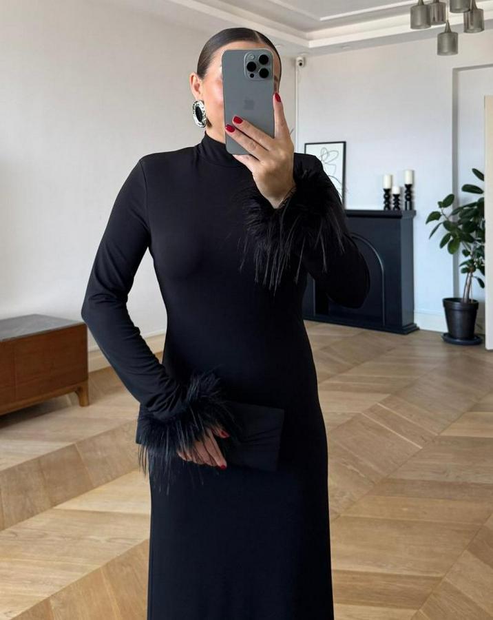 Uzun Kollu Balıkçı Yaka Kol Ağzı Tüy Detaylı Uzun Krep Elbise