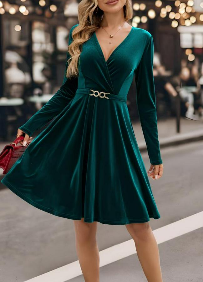 Uzun Kollu Kruvaze Yakalı Toka Detaylı Mini Kadife Elbise