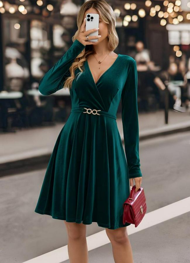 Uzun Kollu Kruvaze Yakalı Toka Detaylı Mini Kadife Elbise