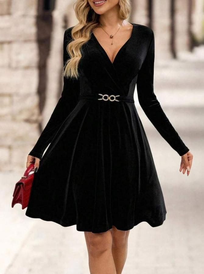 Uzun Kollu Kruvaze Yakalı Toka Detaylı Mini Kadife Elbise