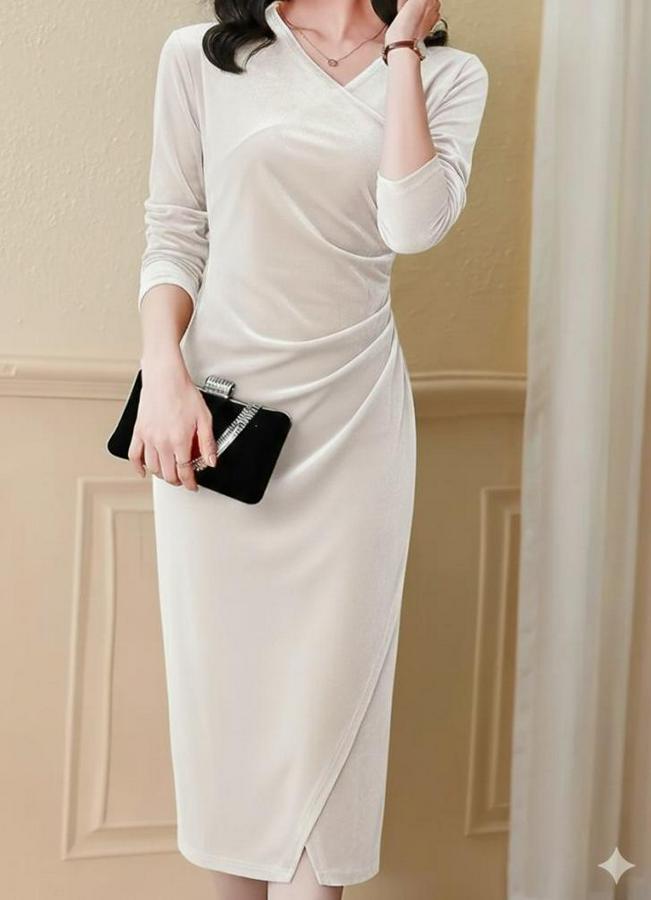 Uzun Kollu Kruvaze Yakalı Yandan Büzgülü Önden Çapraz Detaylı Midi Kadife Elbise