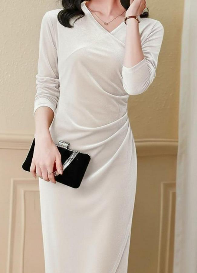 Uzun Kollu Kruvaze Yakalı Yandan Büzgülü Önden Çapraz Detaylı Midi Kadife Elbise