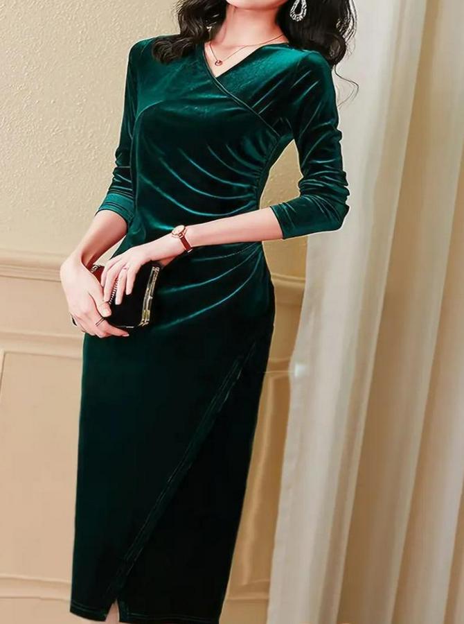 Uzun Kollu Kruvaze Yakalı Yandan Büzgülü Önden Çapraz Detaylı Midi Kadife Elbise