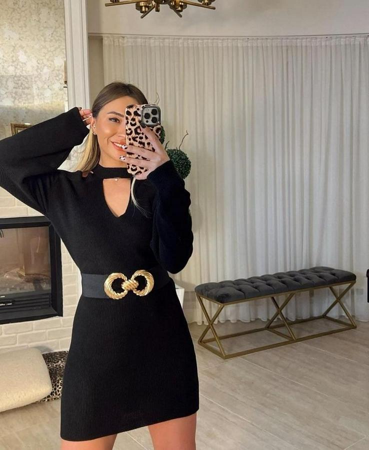 Uzun Kollu Omuzları Açık Boyundan Şerit Detay Kaşkorse Elbise