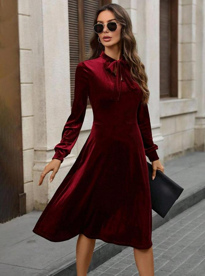 Uzun Kollu Yakadan Fiyonklu Cepli Midi Kadife Elbise