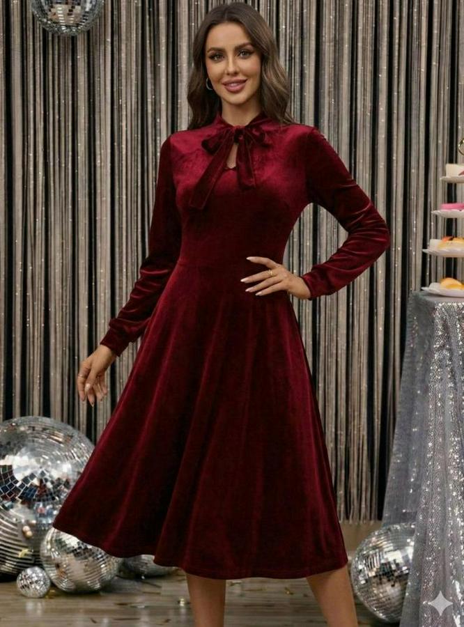 Uzun Kollu Yakadan Fiyonklu Cepli Midi Kadife Elbise