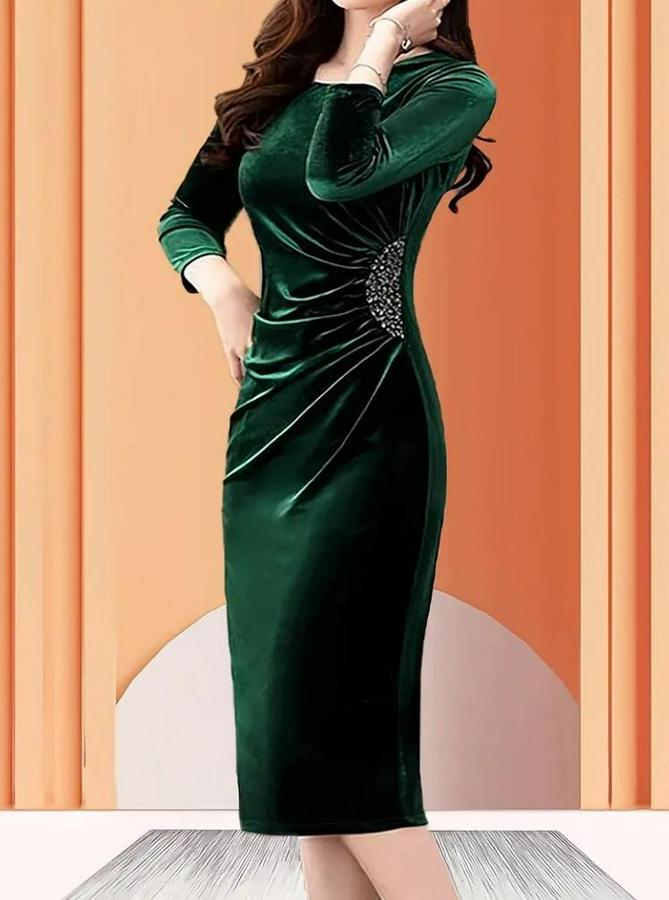 Uzun Kollu Yakası Açık Yanlardan Büzgülü Taş Detaylı Midi Kadife Elbise