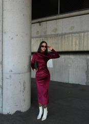 Uzun Kollu Yarım Balıkçı Yaka Büzgü Detay Kadife Kumaş Elbise