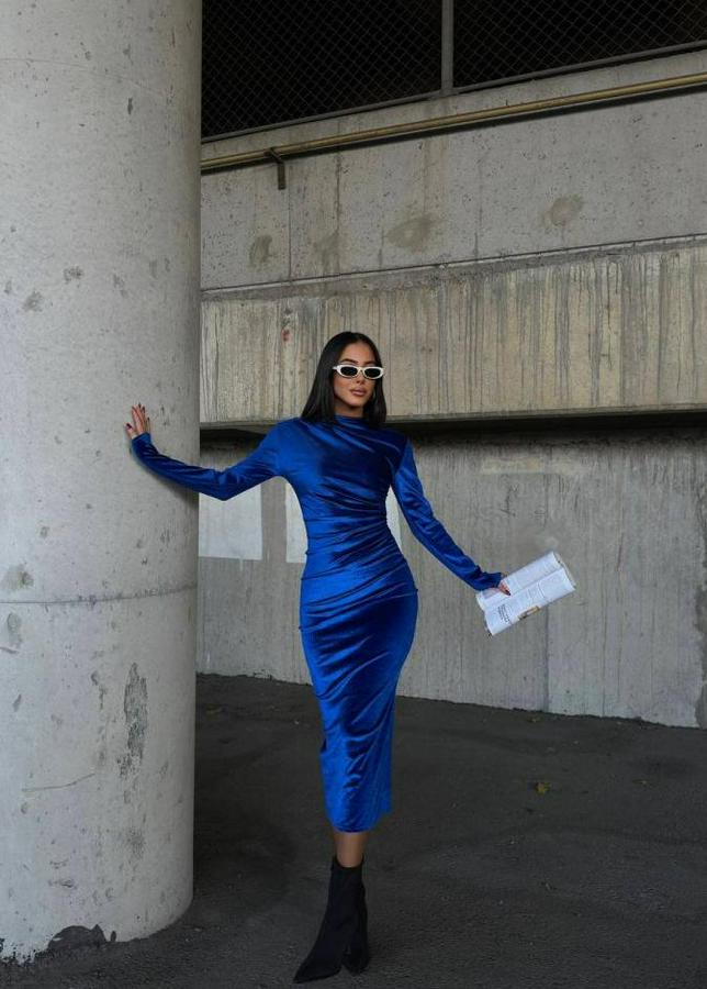 Uzun Kollu Yarım Balıkçı Yaka Büzgü Detay Kadife Kumaş Elbise