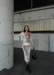 Uzun Kollu Yarım Balıkçı Yaka Büzgü Detay Kadife Kumaş Elbise