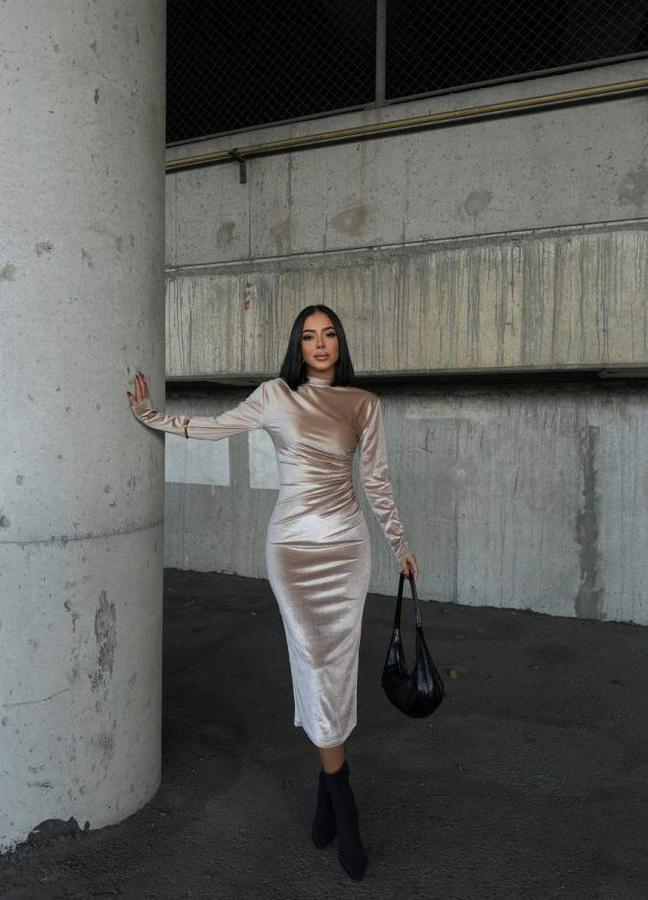 Uzun Kollu Yarım Balıkçı Yaka Büzgü Detay Kadife Kumaş Elbise