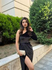 Uzun Kollu Yırtmaçlı Önü Pile Detay Kadife Elbise