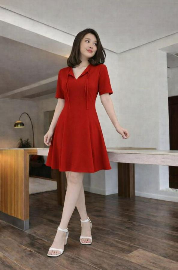 Kısa Kollu Yakası Bağcık Detay Atlas Kumaş Elbise