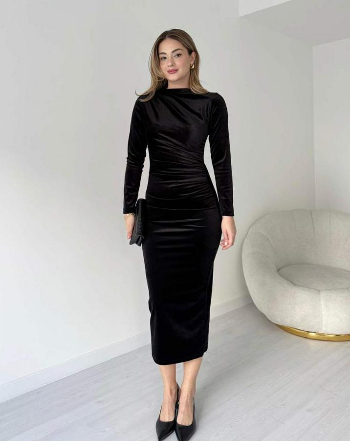 Siyah Uzun Kollu Büzgü Detay Kadife Kumaş Midi Boy Elbise