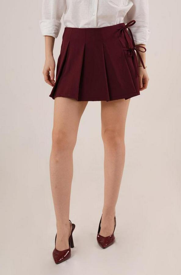 Önü Piliseli Yandan Bağlama Detaylı Bordo Mini Şort Etek