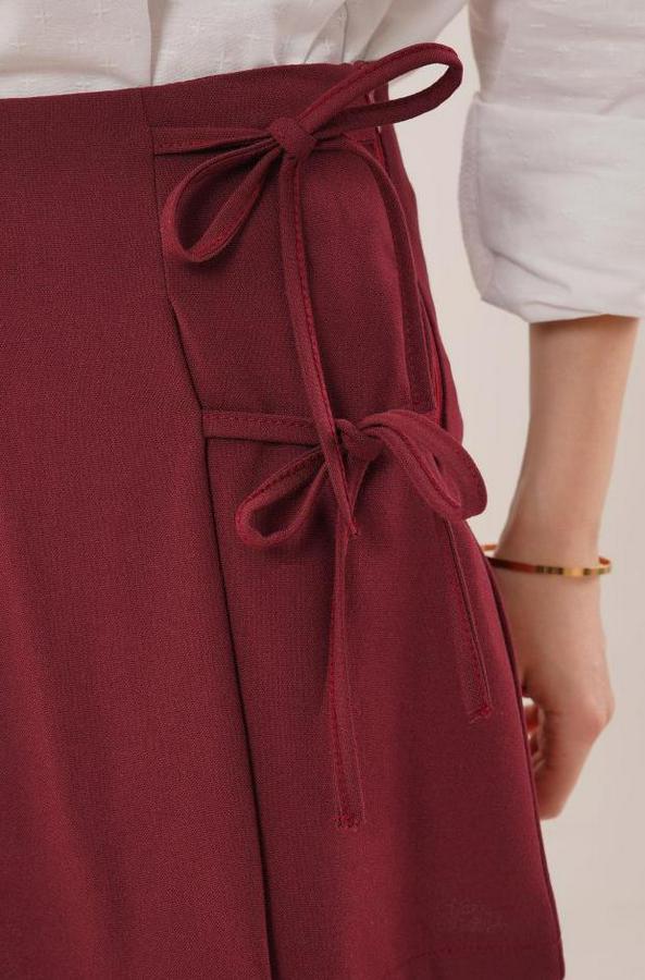 Önü Piliseli Yandan Bağlama Detaylı Bordo Mini Şort Etek